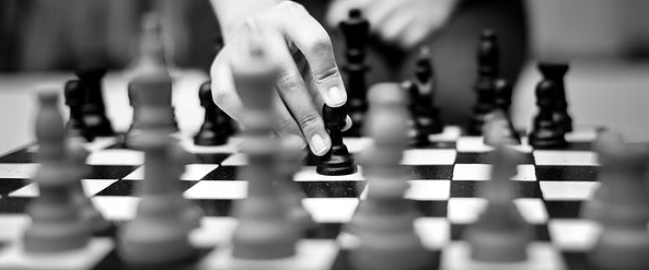 在職場上，能力再好、職位再高，終究是老闆手中一顆棋子。 艾莎解結